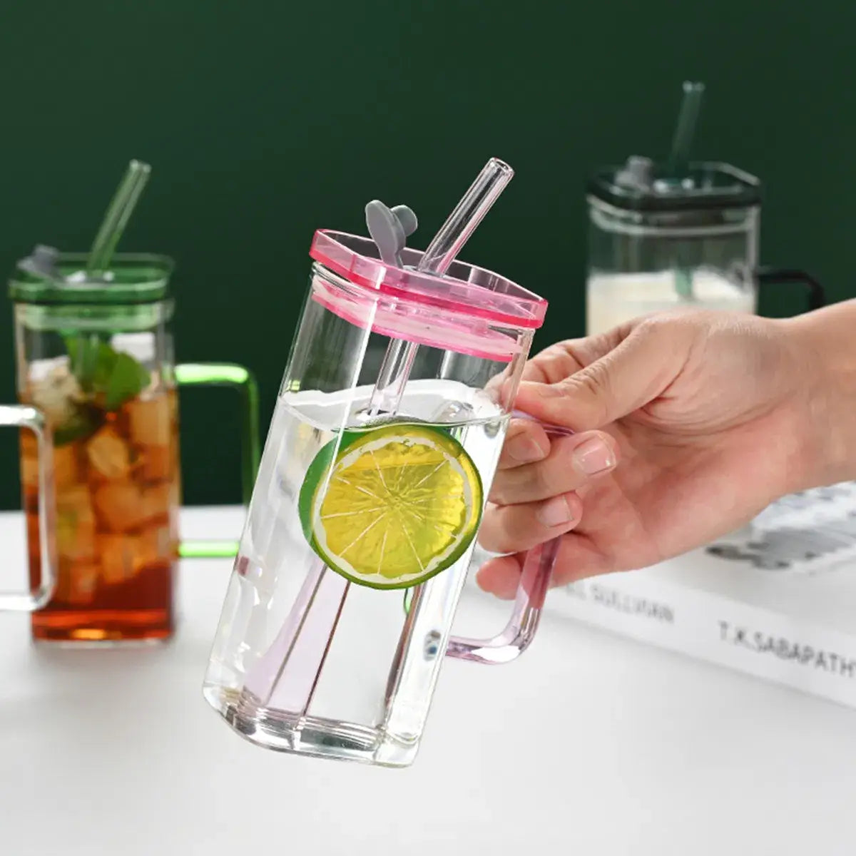 Tasse carrée en verre transparent avec poignée, couvercle rose et paille en verre, d’une capacité de 12 oz.