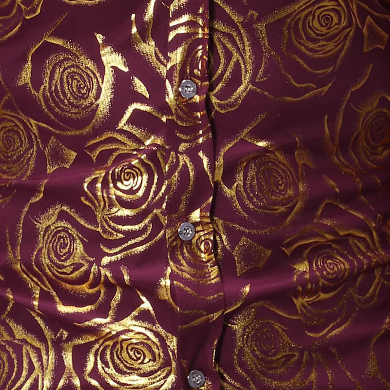 Chemise décontractée pour homme à manches longues bordeaux à boutons, présentant un motif audacieux de rose dorée avec un fini métallisé.
