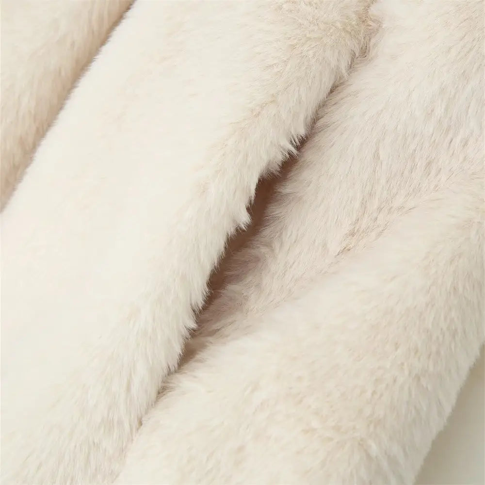Cremefarbener Kunstfell-Mantel mit Bindegürtel, körpernahe Passform für Damen, mit cremefarbenem Kunstfellmaterial, einer weichen, üppigen Textur und dichten, flauschigen Fasern.