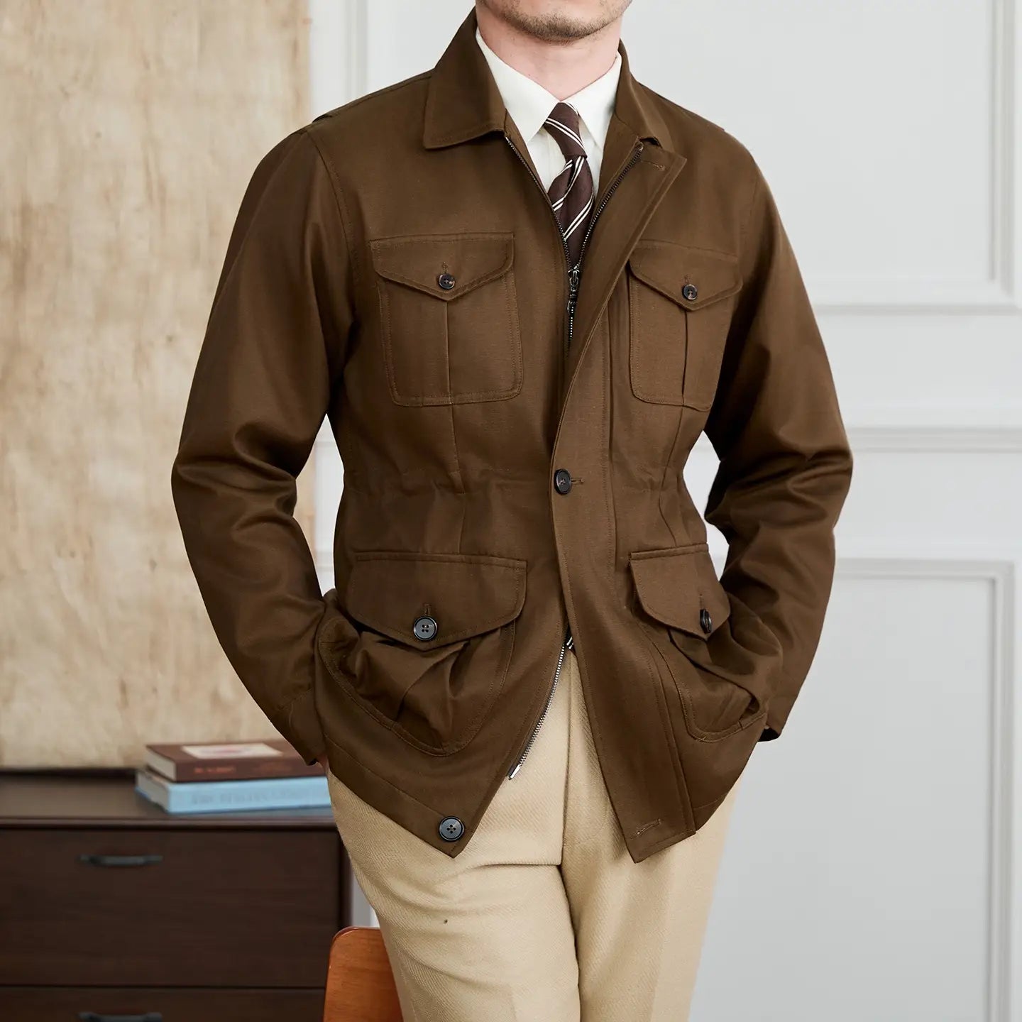 Braune Herren-Lyocell-Mischung Utility-Safarijacke mit vier Klappentaschen und dunklen Knöpfen.
