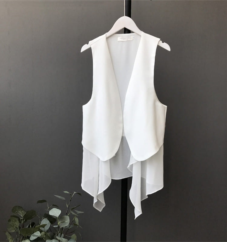 Weißer transparenter Chiffon-Lagenrock mit asymmetrischem Saum, auf einen Bügel gehängt
