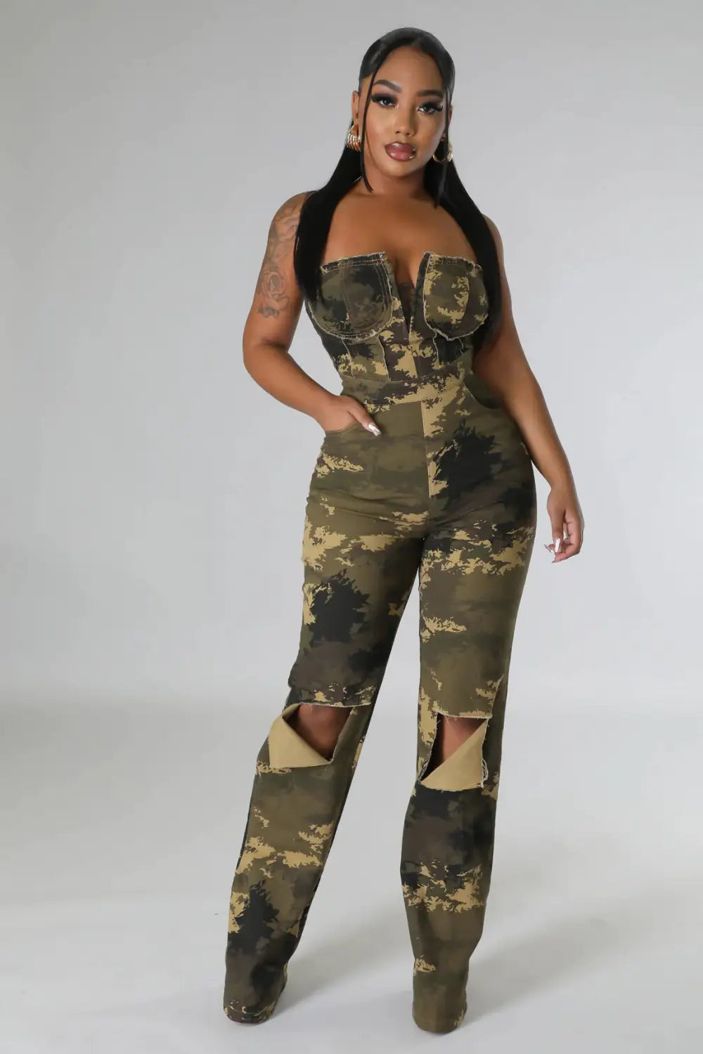 Camouflage-Aussteller-Jeansjumpsuit mit Camouflage-Muster, Fronttaschen und Rissdetails am Knie.