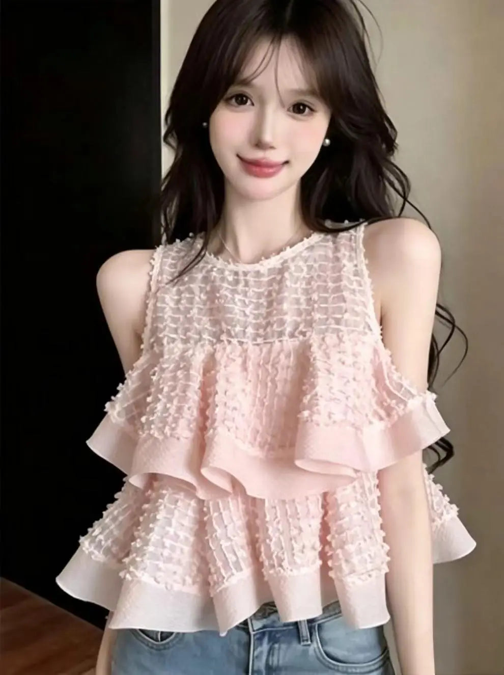 Top delicado rosa sin mangas con volantes en capas y patrón con cuentas texturizadas, diseñado como un top de blusa negra sin mangas con volante fruncido en capas.