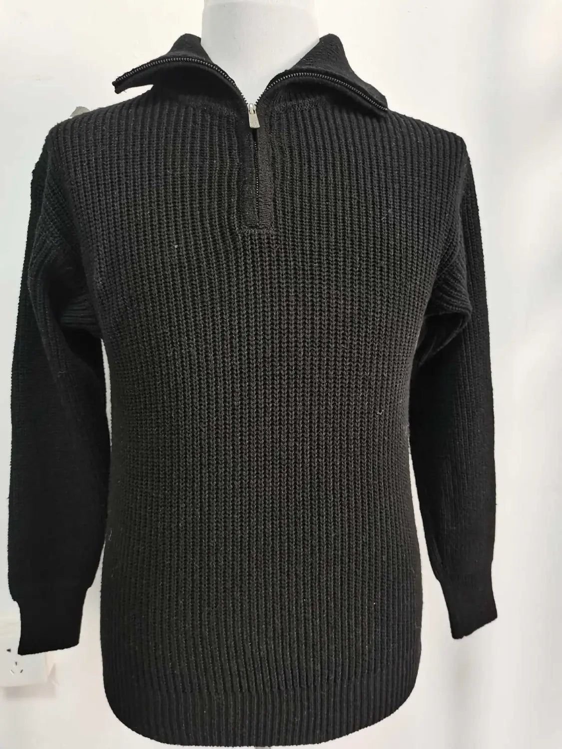 Herren-Halbrollkragenrippstrickpullover aus schwarzem Strickstoff mit Halb-Zippkragen für einen stilvollen und komfortablen Sitz.
