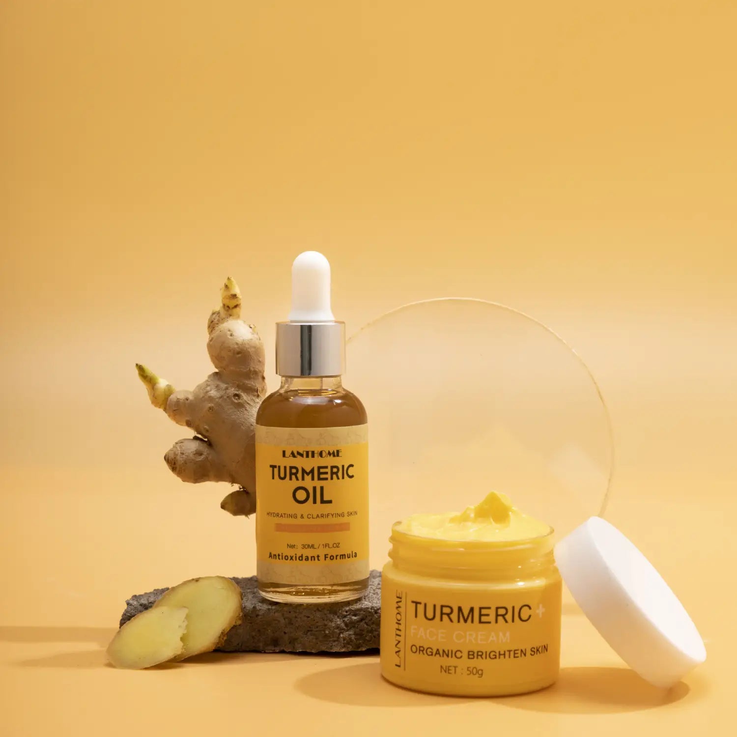 Flacon en verre transparent avec un compte-gouttes à capuchon argenté contenant l’huile de curcuma lanthomé dorée, formule antioxydante de l’ensemble de soins au curcuma : huile éclaircissante et crème pour le visage.