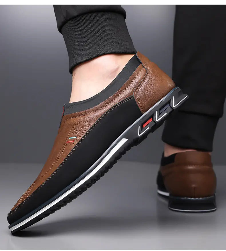 Mocasines de vestir de cuero para hombre, estilo casual de negocios, en marrón y negro con suela de goma blanca y una franja de acento roja.