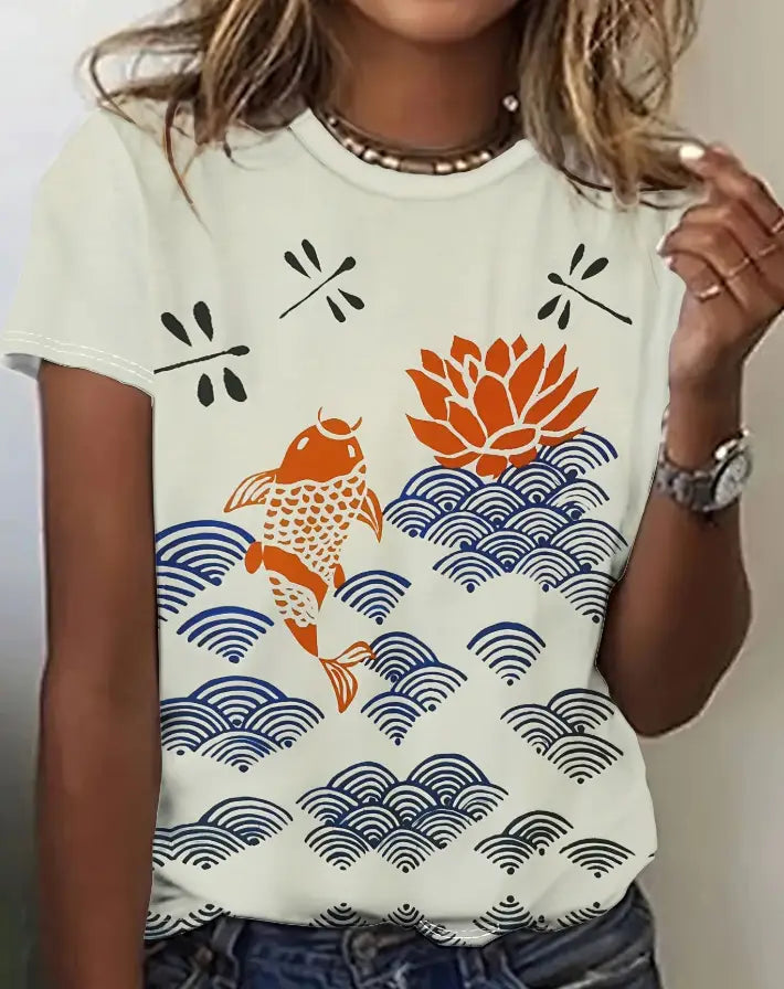 Ein cremefarbenes Damen-Grafik-T-Shirt mit kurzem Ärmel im Retro-Casual-Stil mit einem leuchtenden orangefarbenen Koi-Fisch, einer orangefarbenen Lotusblüte, blauen Wellenmustern und schwarzen Libellen-Silhouetten.