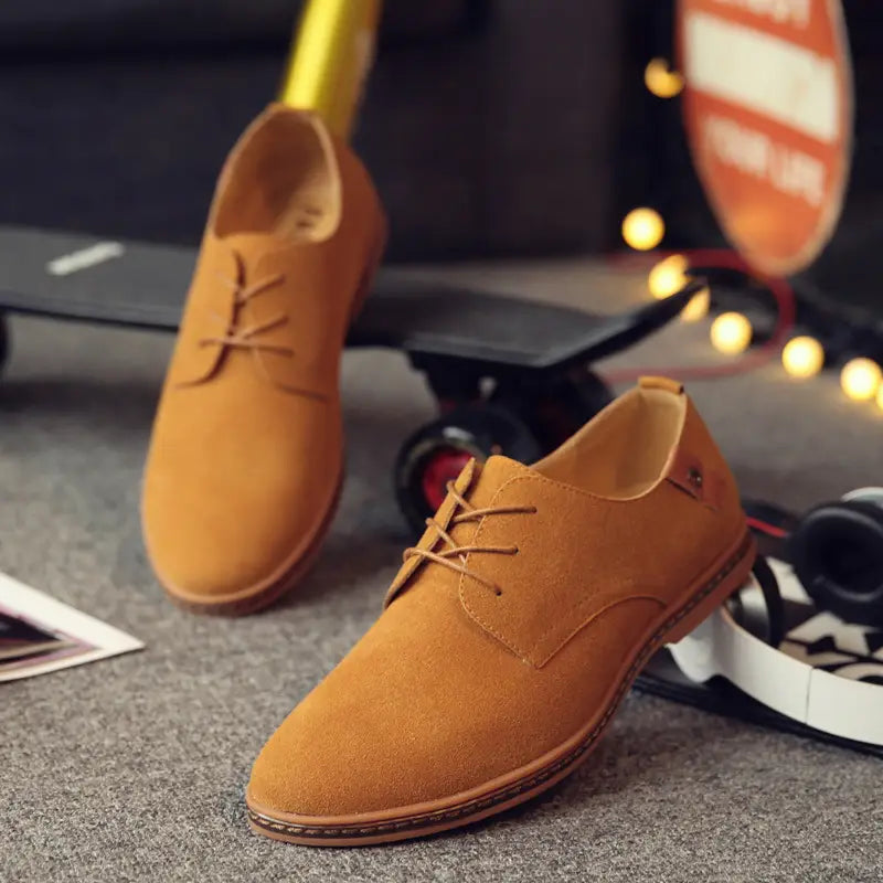 Beige Wildleder-Schnür-Oxford-Schuhe für Herren mit klassisch zulaufenden Zehen und passenden Schnürsenkeln im Leder-Flats-Design.