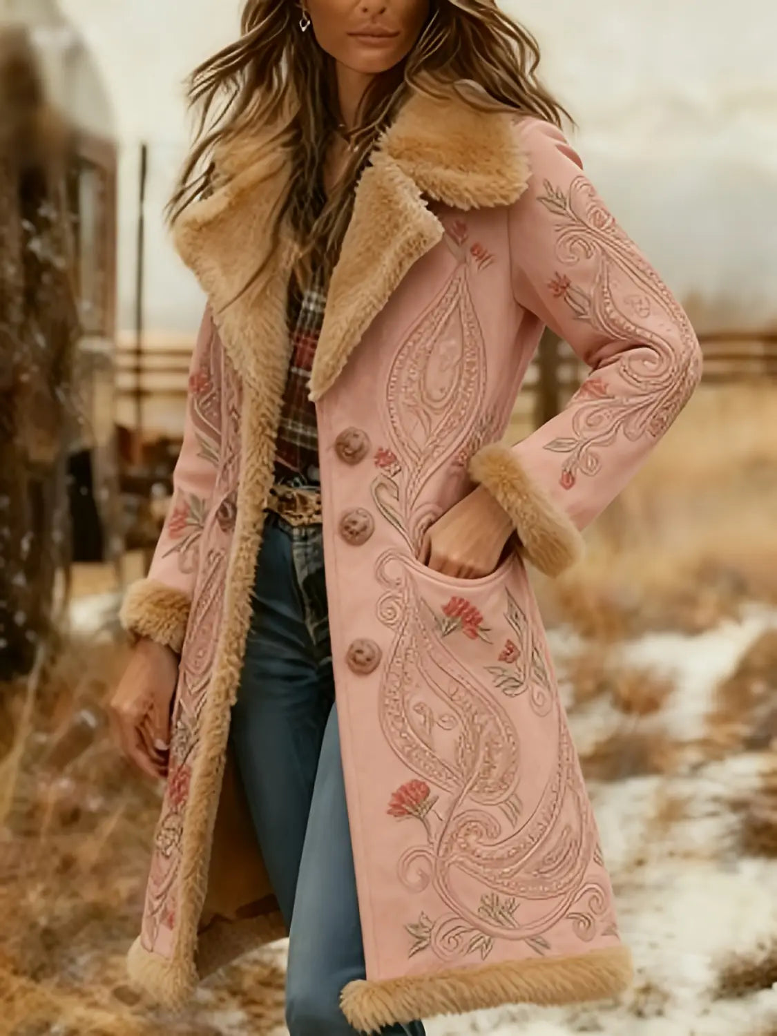 Ein rosafarbener Shearling-Mantel mit filigraner floralem Stickerei und einem weich gepolsterten beigen Fellkragen.