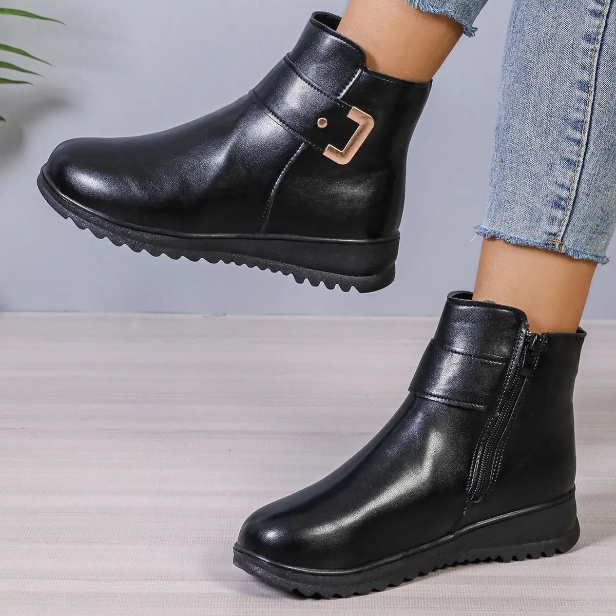 Schwarze Damen-Winter-Fleece-Ankle-Boots aus Leder mit goldfarbenem Schnallenbeschlag und Reißverschluss-Verschluss