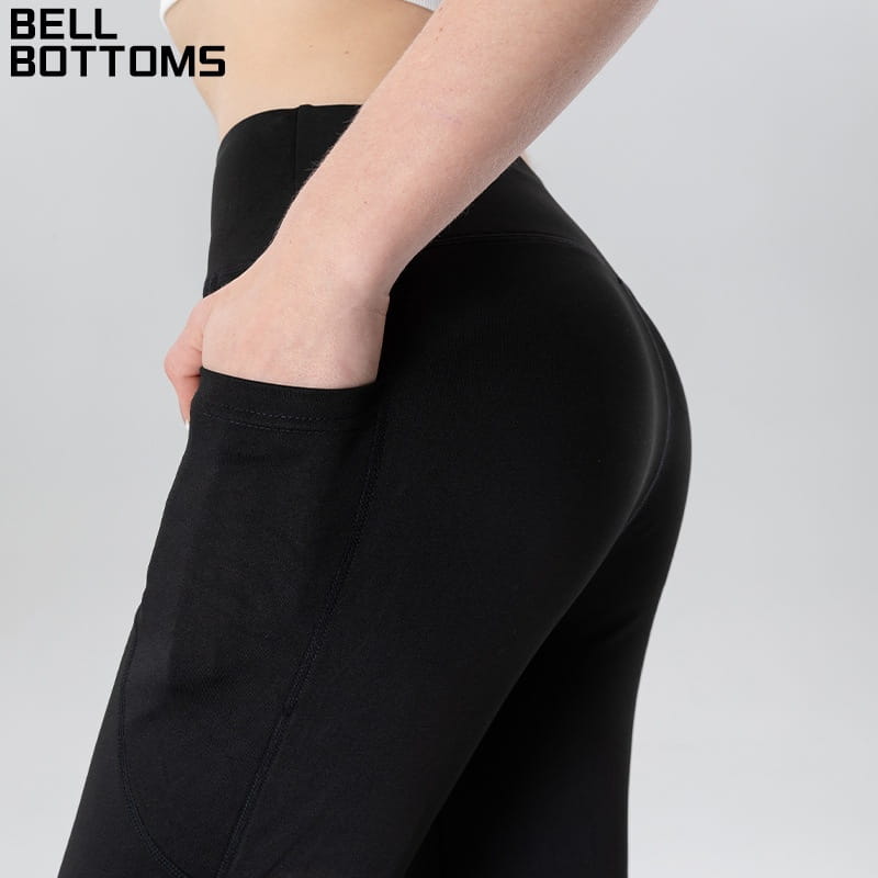 Schwarze High-Waist ausgestellte Yoga-Hosen aus glattem, elastischem Stoff mit Seitentaschen und Bootcut-Design.