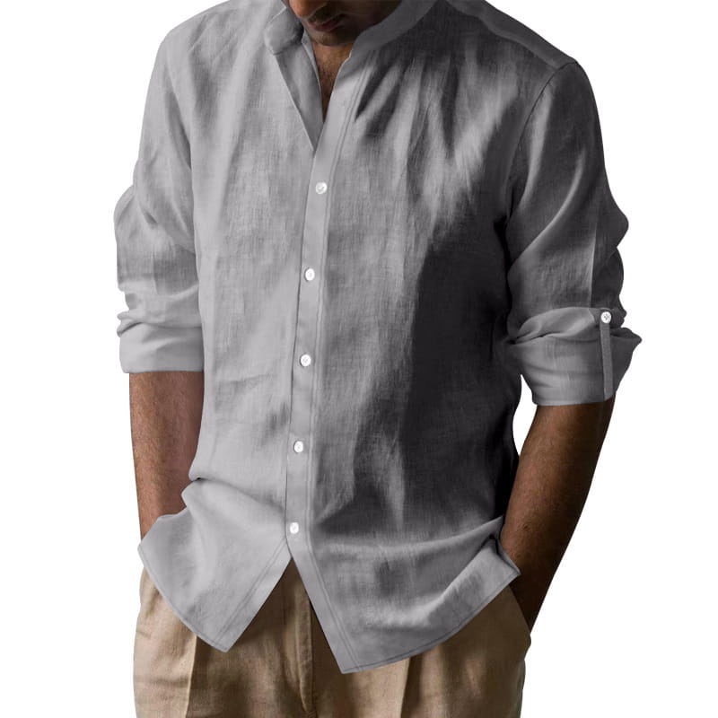 Camisa entallada para hombre en mezcla de lino color gris claro, de manga larga, con cuello alzapié y puños arremangados, mostrada desde el frente con un ajuste relajado.