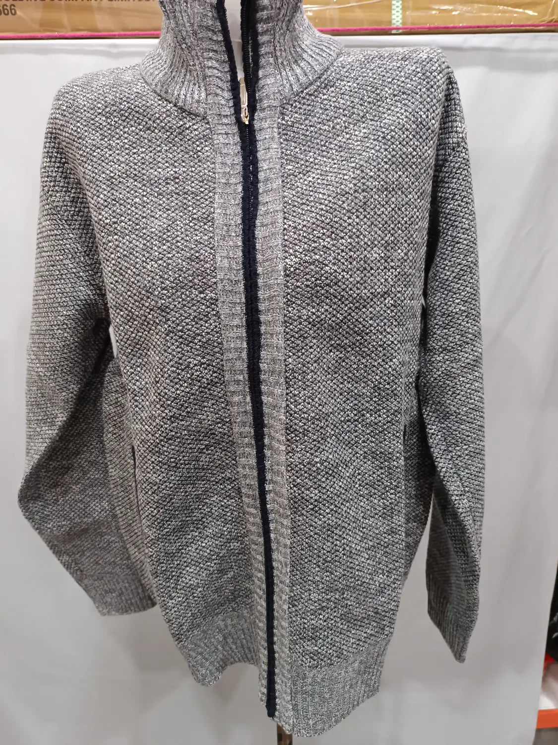 Herren-Cardigan mit Strukturstrick und Reißverschluss in Grau, mit schwarzem Reißverschluss-Besatz aus Strukturstrickstoff.