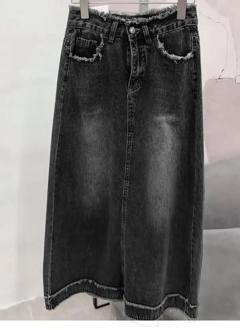 Jupe midi en denim délavé à bord brut gris foncé avec ourlet effiloché et poches.