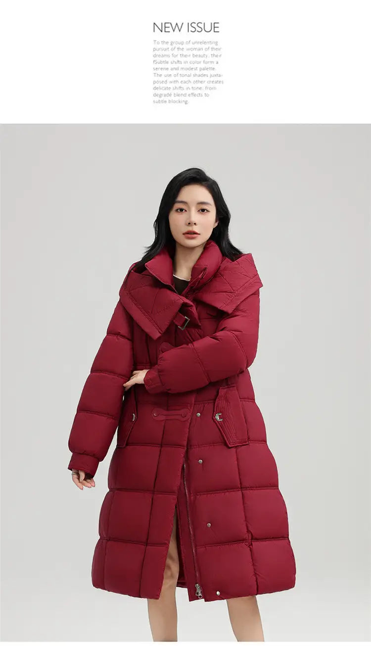 Ein weinroter, plüschiger Slim-Fit-Steppmantel mit Daunenfutter für Damen mit weitem Kragen und Fronttaschen.