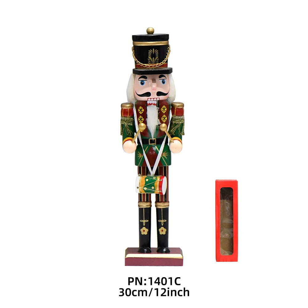 Ein 30 cm hohes hölzernes Nussknacker-Soldaten-Weihnachtsdeko-Set mit schwarzem Hut, roter und grüner Uniform mit goldener floraler Stickerei, weißem Bart, blauen Augen; es hält Trommelstöcke und trägt eine kleine Trommel.