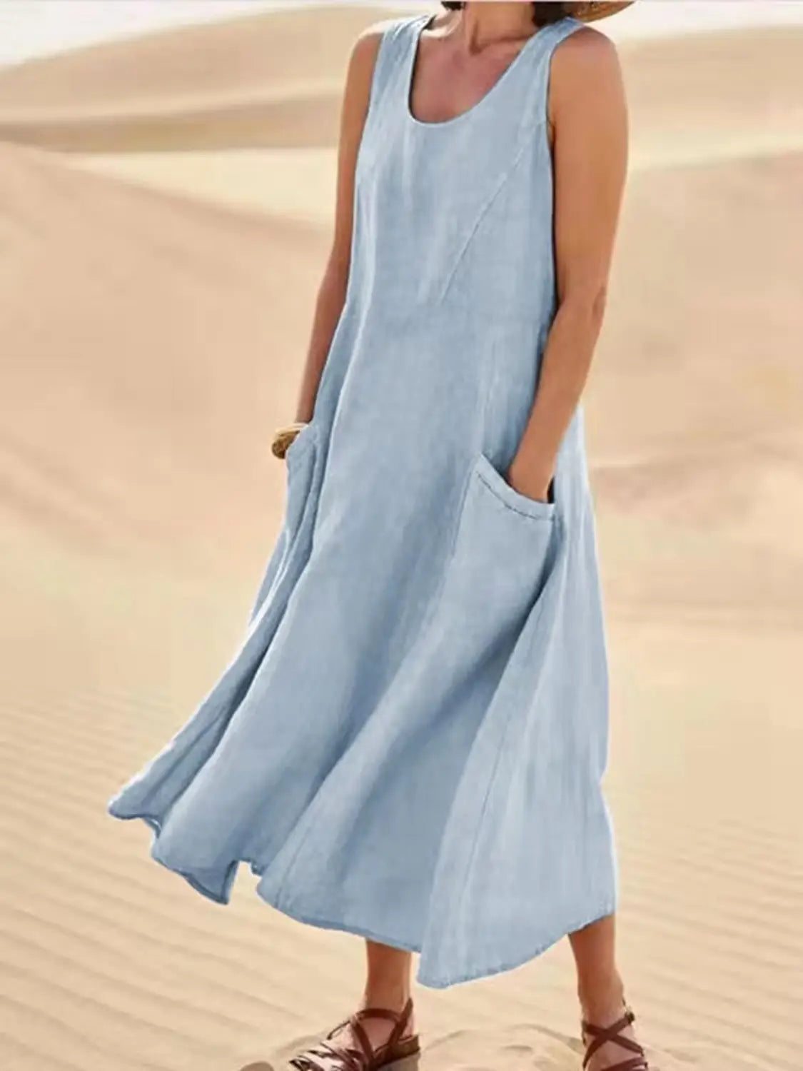Robe longue maxi en lin bleu clair sans manches, fluide, coupe trapèze en A, à la coupe ample et avec des poches avant.