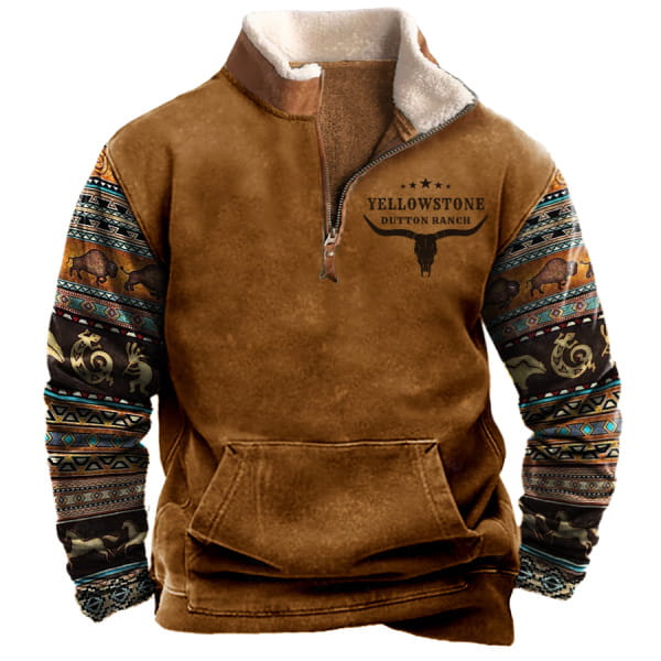 Braunes Veloursleder-ähnliches Halbreißverschluss-Fleecejackett mit besticktem Yellowstone-Dutton-Ranch-Logo und detaillierten Tiermustern an den Ärmeln, gestaltet als Herren-Yellowstone-Tribal-Print-Viertelreißverschluss-Fleece-Hoodie.