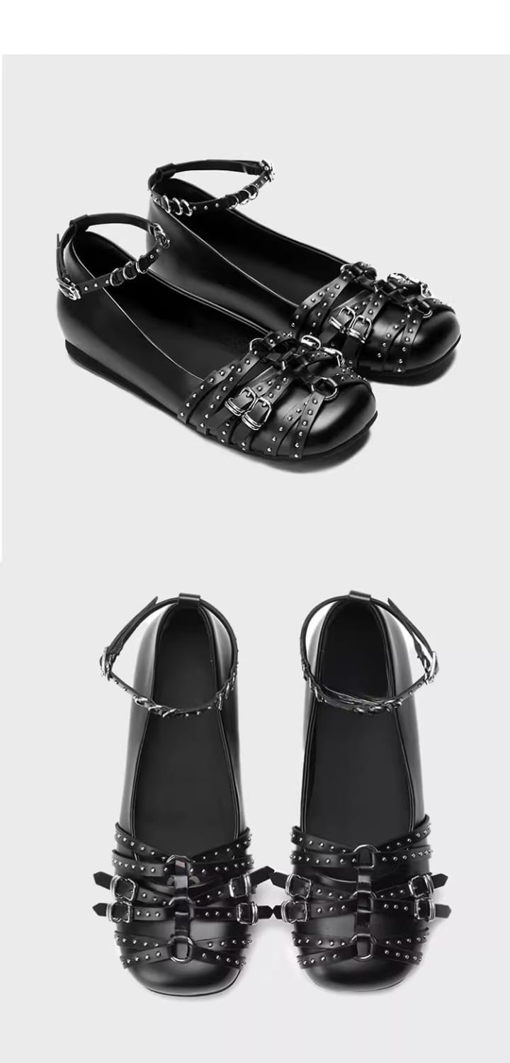 zapatos tipo salón retro de cuero negro con correas de hebilla con tachuelas de tono plateado, mostrados desde el frente.