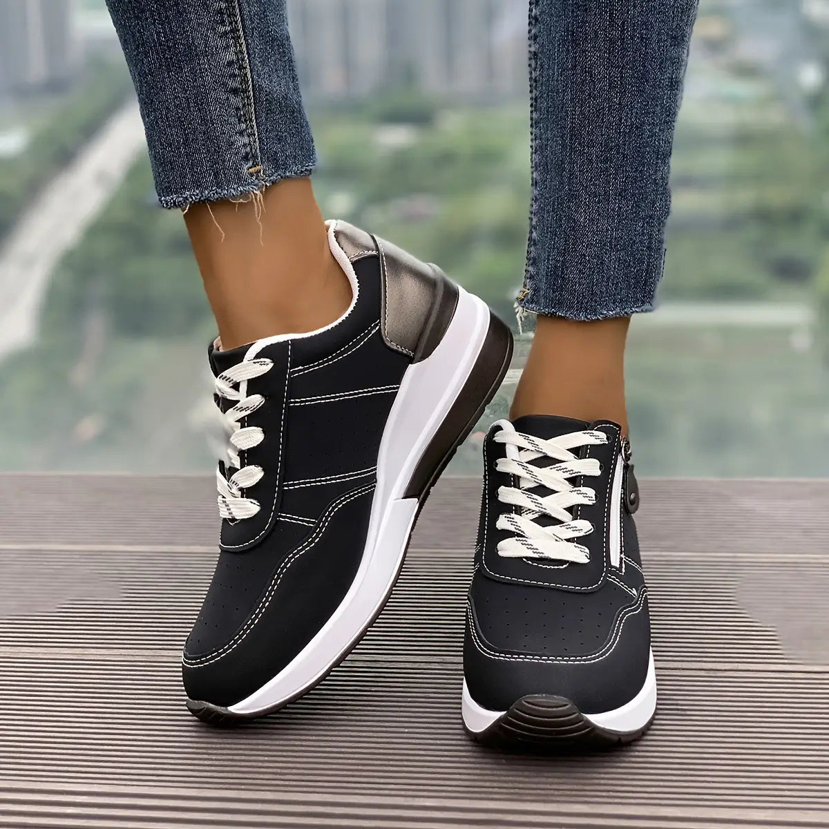 Baskets à plateforme pour femmes noir et blanc au design moderne et épuré, panneaux en maille respirante, touches argentées au niveau du talon, matériau en cuir synthétique et lacets robustes pour un port décontracté.