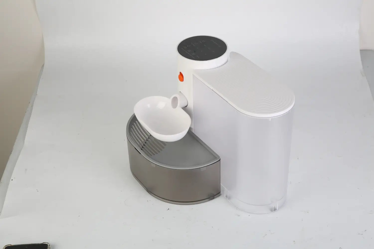 Fontaine à eau intelligente pour animal de compagnie blanche et grise au design moderne et épuré, dotée d’un réservoir transparent et d’un dessus circulaire noir dans un bol sans fil rechargeable de 3 litres.