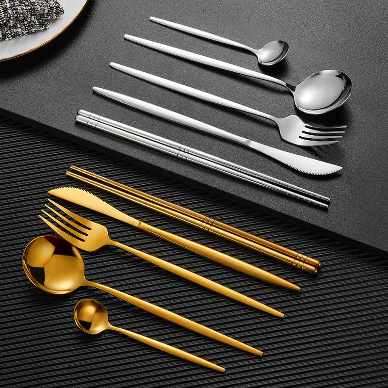Besteckset aus Edelstahl mit Gold-Finish, mit elegantem modernem Design und passenden Essstäbchen, in einem fünfteiligen Besteckset aus Edelstahl mit Essstäbchen.