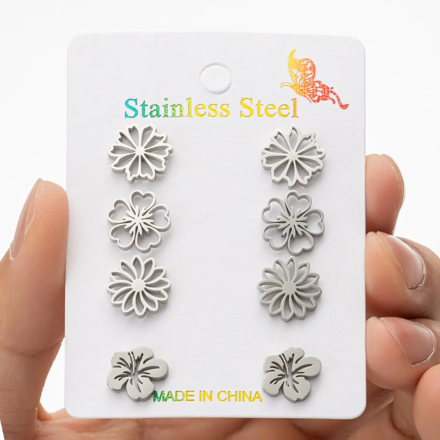 Ensemble de six boucles d’oreilles à clous en acier inoxydable couleur argent, en forme de fleur, arborant divers motifs floraux, dans un ensemble de 6 boucles d’oreilles à clous en acier inoxydable à motif floral.