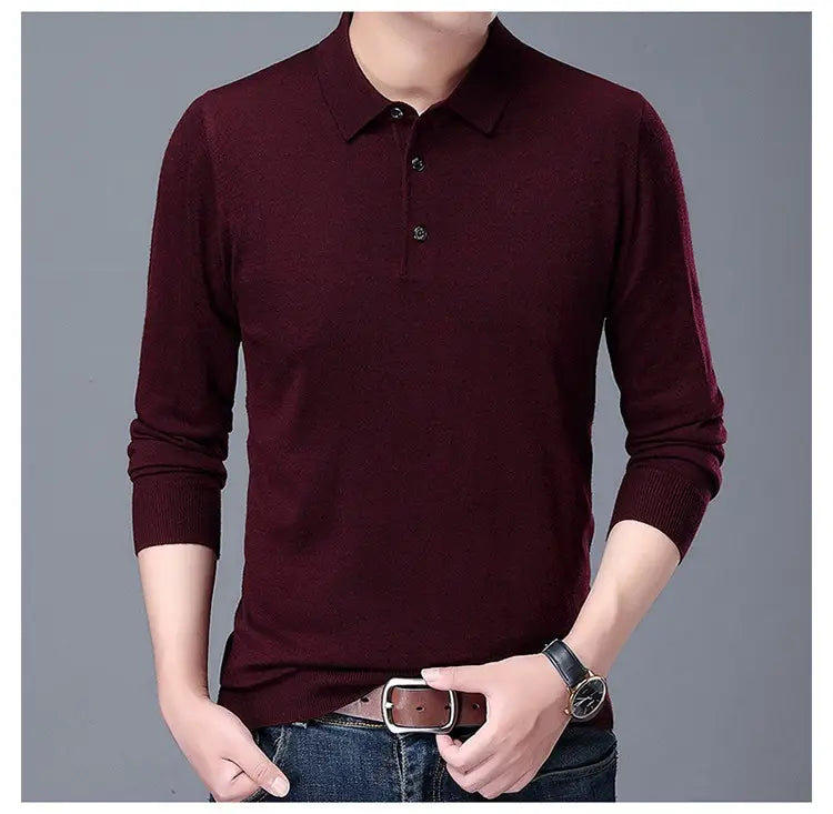 Ein bordeauxrotes Herren-Wollstrick-Poloshirt mit langen Ärmeln, klassischem Kragen und dreiknöpfiger Leiste.