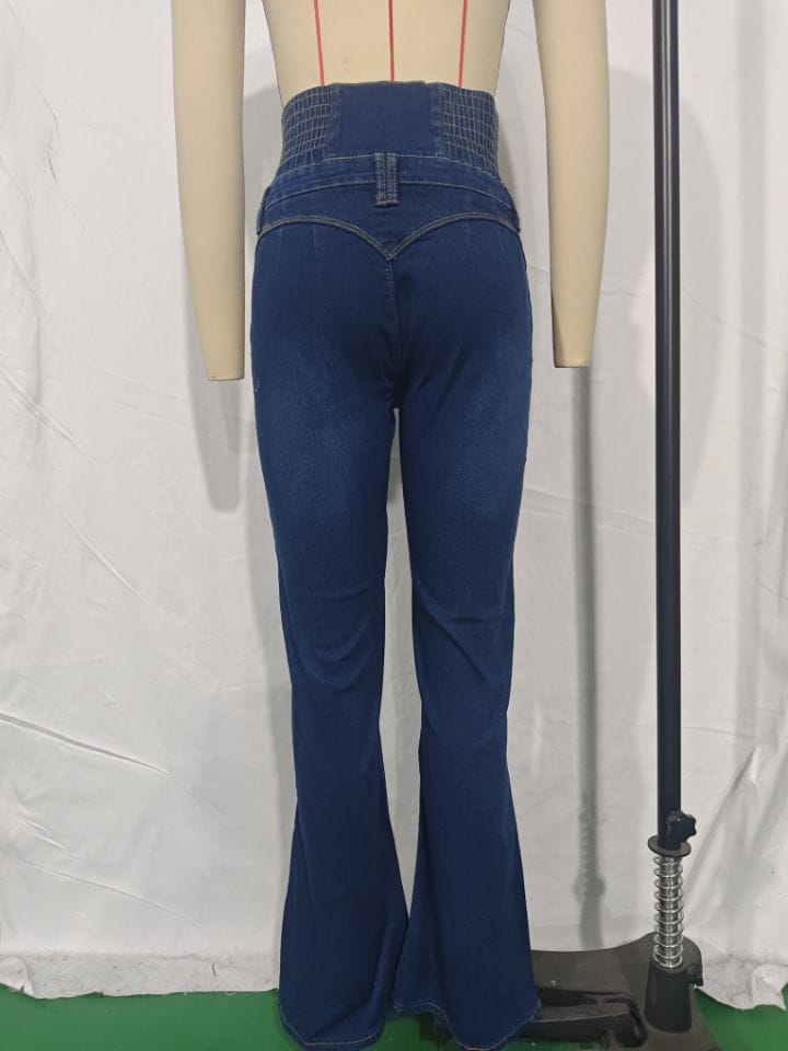 Jeans en denim bleu foncé à taille haute évasée avec une ceinture élastique pour un ajustement confortable.