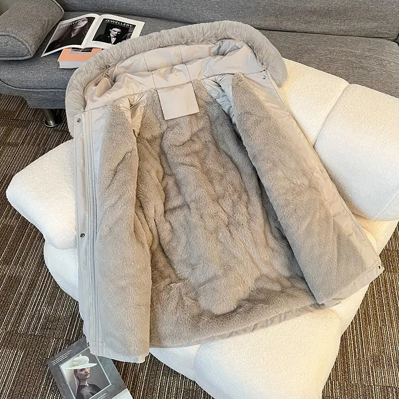 Veste matelassée claire gris pâle douillette, avec une capuche en fausse fourrure duveteuse et une parka matelassée à capuche avec capuche intérieure doublée de fourrure.