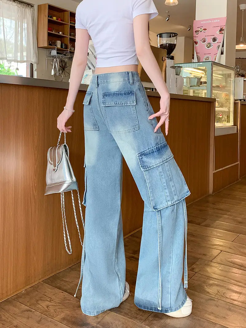 Helle blaue Jeans-Cargohose mit mehreren Taschen und seitlichen Bindebändern in einem Wide-Leg-Design mit hellem Wasch.