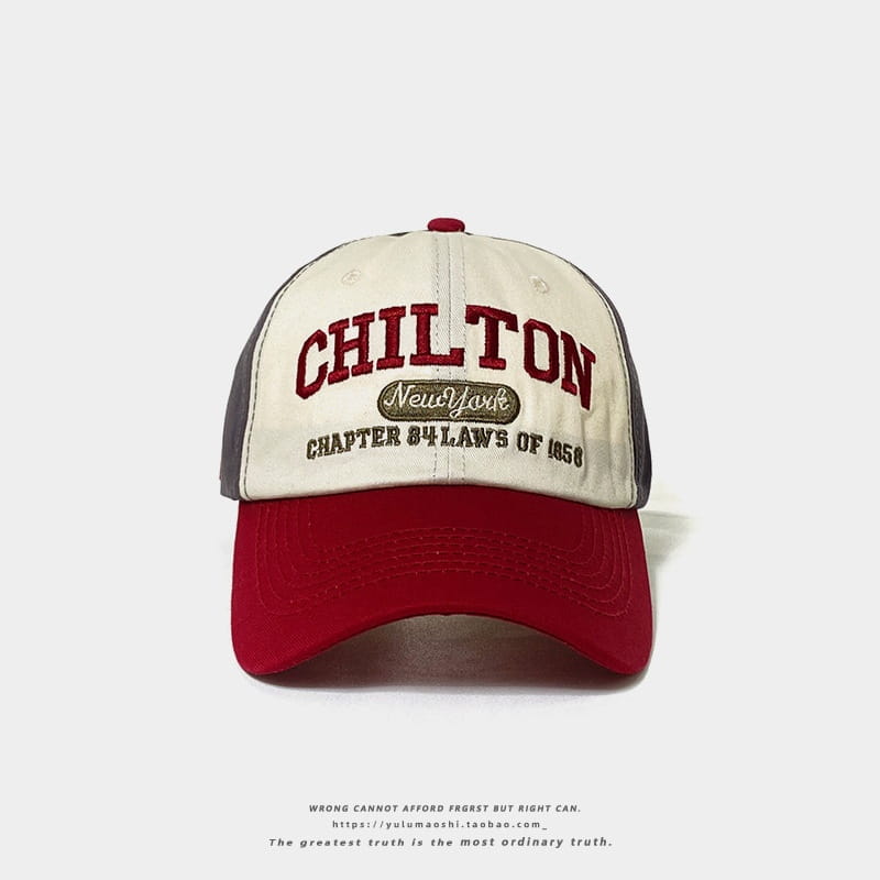 Casquette de baseball rétro à empiècements contrastés, chapeau de soleil, avec des couleurs crème et rouge et une broderie « Chilton », un panneau arrière en maille noire et une visière rouge assortie.