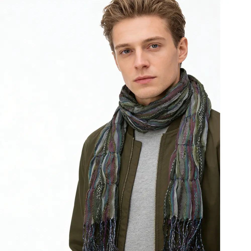 Écharpe froncée en jacquard tissé texturé d’un vert olive, avec un motif tissé aux tons de vert, violet et gris, et des bords à franges.
