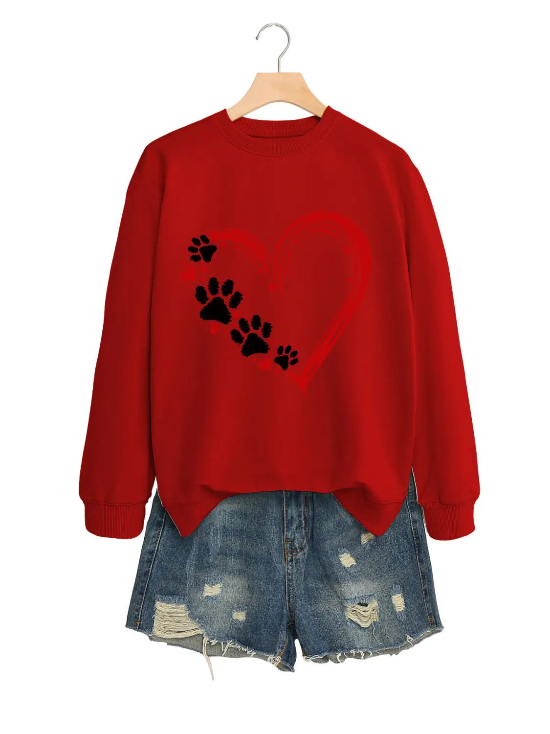 Sudadera roja de manga larga tipo pulóver con capucha, con huellas de pata negras que forman un diseño de corazón.