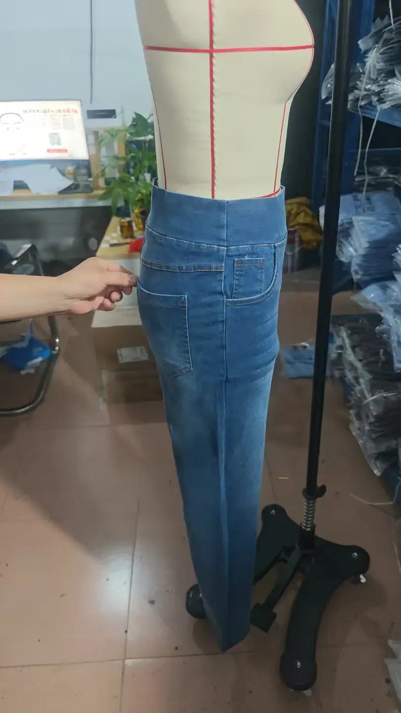 High-Waist Straight-Denimjeans, von hinten gezeigt: blaue High-Waist-Denimhose mit maßgeschneiderter Passform und klassischen Gesäßtaschen.