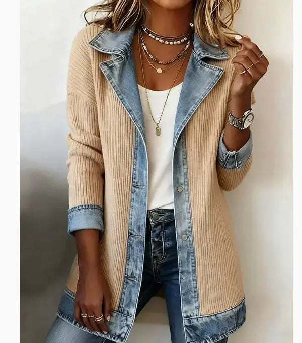 Beige Rippstrick-Cardigan mit Jeanskragen und -manschetten in einem Design als Rippstrick-Denim-Patchworkmantel.