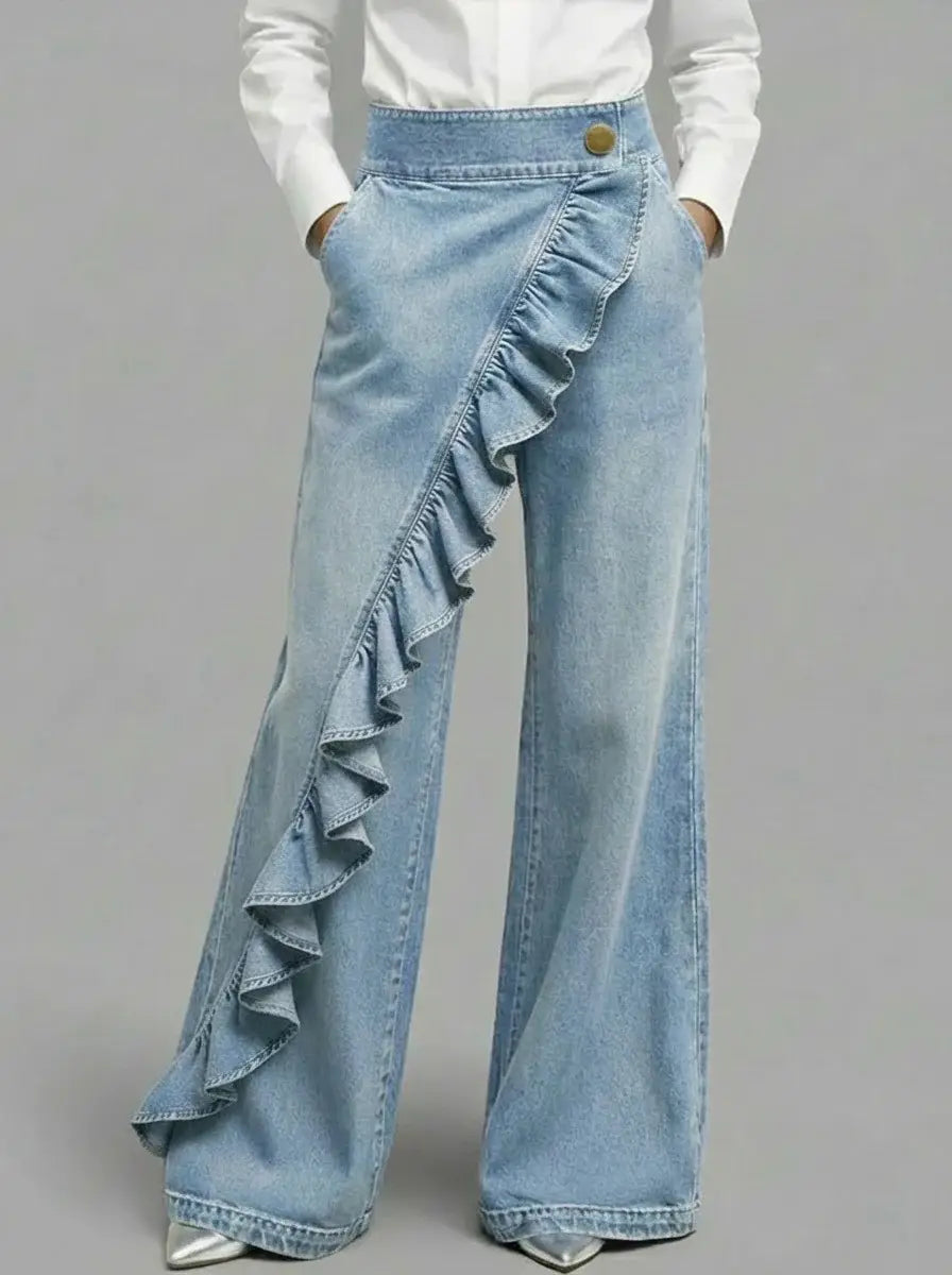 Pantalones de mezclilla de lavado claro de pernera ancha con un panel lateral con volante distintivo y diseño de tiro alto.