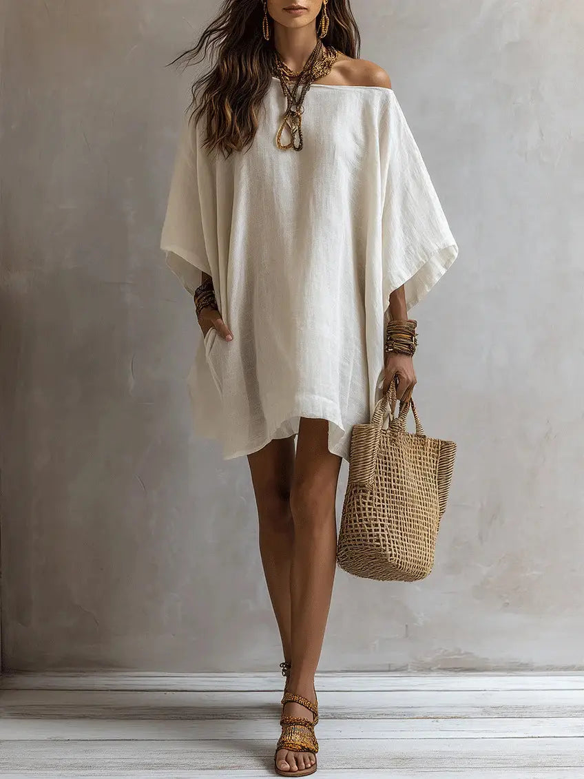 Robe en lin à épaules dénudées et manches kimono, blanche, présentant un design à épaules dénudées et un tissu léger.