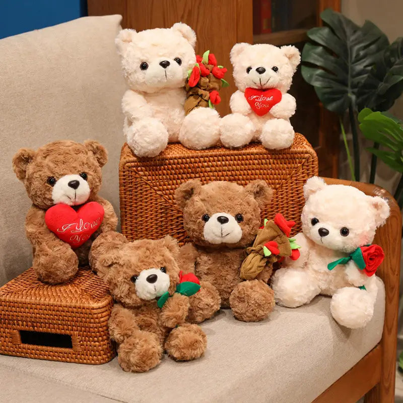 Weiche weiße und braune Plüsch-Teddybären, die ein rotes Herz oder einen Rosenstrauß halten; als Valentinsgeschenk präsentiert, in Größen 16 bis 25 Zentimeter.