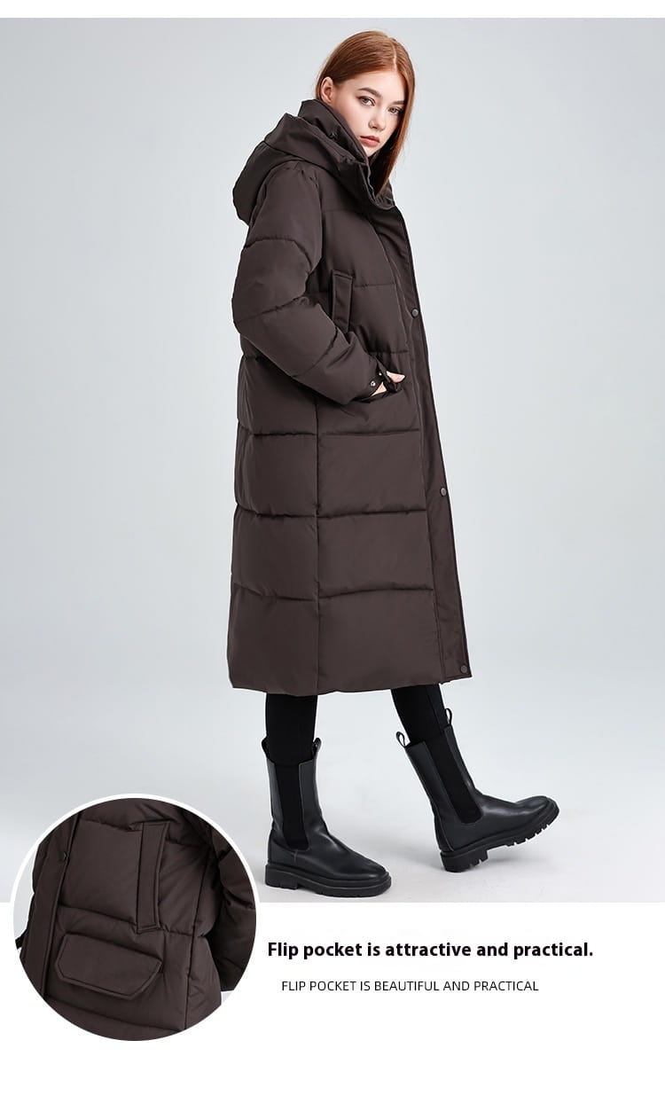 Manteau matelassé pour femmes en brun foncé, avec capuche et fermeture boutonnée à l’avant.