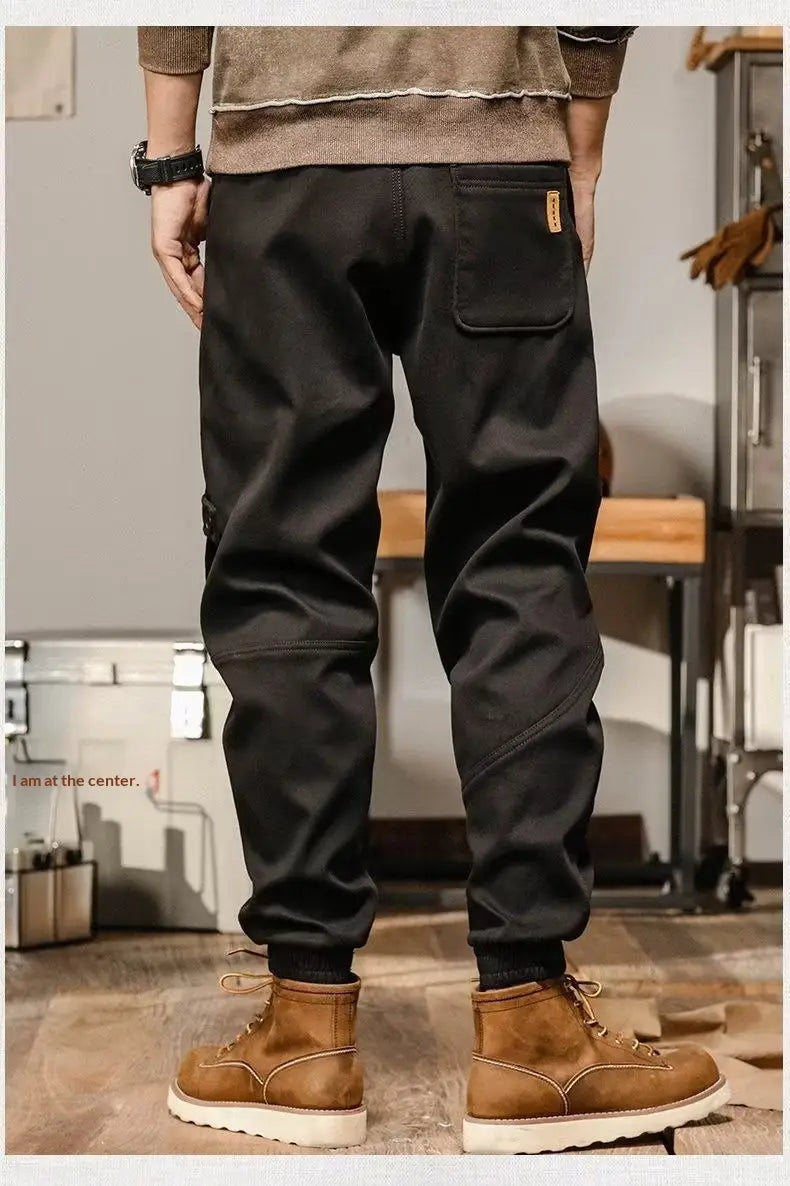 Pantalons cargo pour hommes à coupe ample, style décontracté et vêtement de travail, en noir, avec une coupe décontractée, comportant plusieurs poches et des détails de coutures discrets.