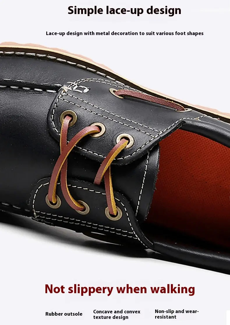 Herren-Bootsschuhe aus Rindsleder in Schwarz mit beigen Schnürsenkeln und Metallösen, ausgelegt für den Freizeitgebrauch.
