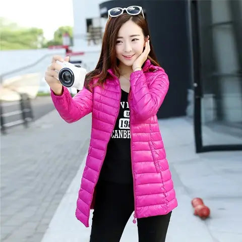 Manteau matelassé pour femmes, coupe slim ajustée, rose vif, en coton, avec matelassage, capuche et fermeture éclair frontale.