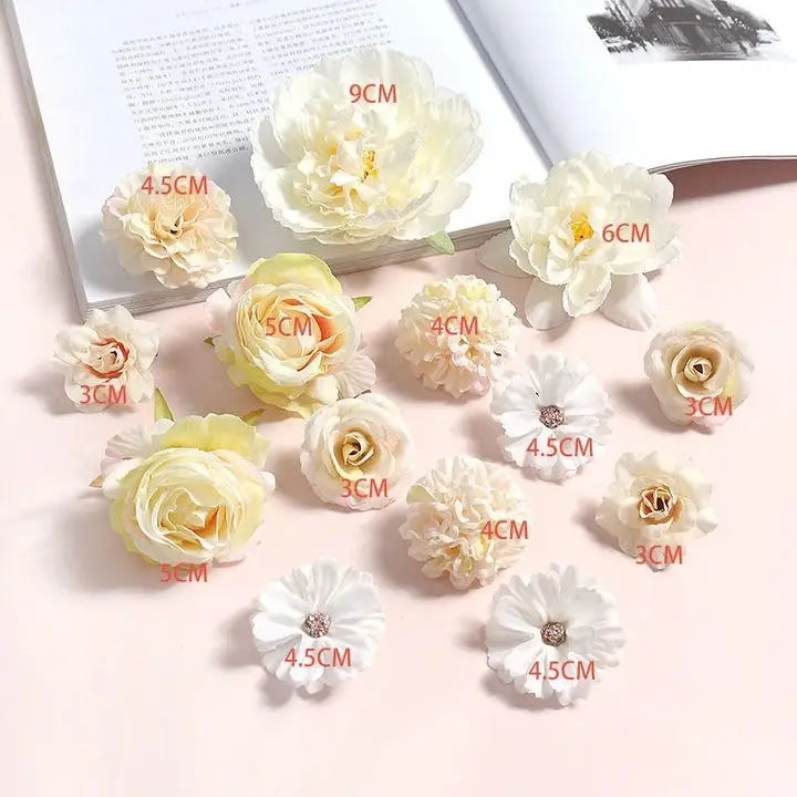 手作りのミックスパステルシルクフラワーDIYヘアアクセサリーセット。やわらかなクリーム、淡いレモンイエロー、ホワイトの色合いの造花を用い、繊細な布の花びらと小さなクリスタルの中心部が特徴です。