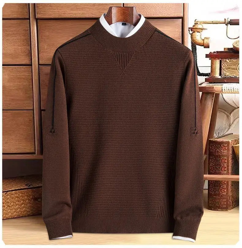 Herren-Pullover aus Strick mit Stehkragen in braunem, geripptem Material mit kontrastierendem weißem Innenkragen und Bündchen, präsentiert auf einem Holzkleiderbügel.