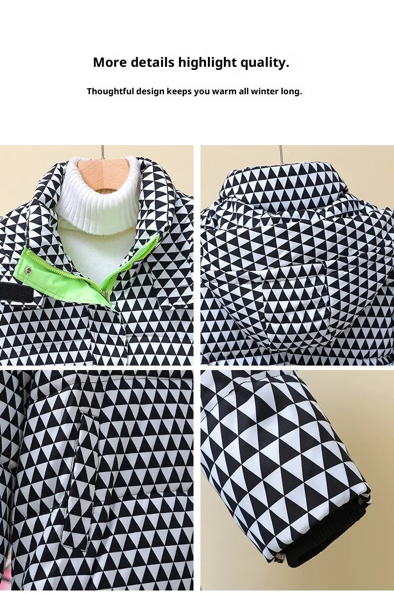 Manteau matelassé en coton à carreaux pour femmes pied-de-poule présentant un motif de triangles géométriques noir et blanc, avec un accent de fermeture zippée vert vif pour les vêtements d’hiver