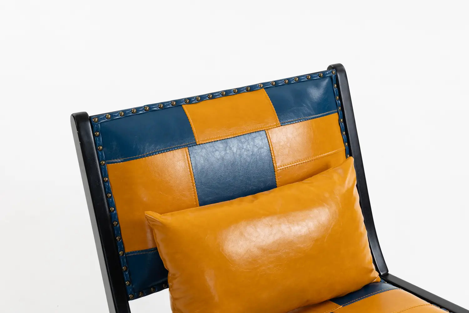 Moderner Boho-Akzent-Sessel mit einer Patchwork-Rückenlehne aus marineblauem und senfgelbem Leder, mit schwarzem Metallgestell und Messing-Nieten.