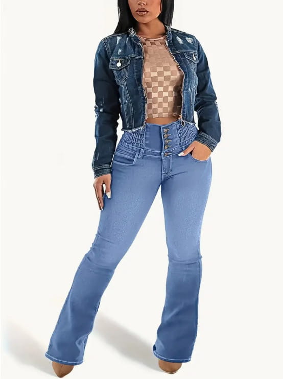 Une femme portant des jeans en denim à taille haute évasée bleu clair, associés à une veste en denim délavé foncé au style décontracté et à un haut à carreaux.