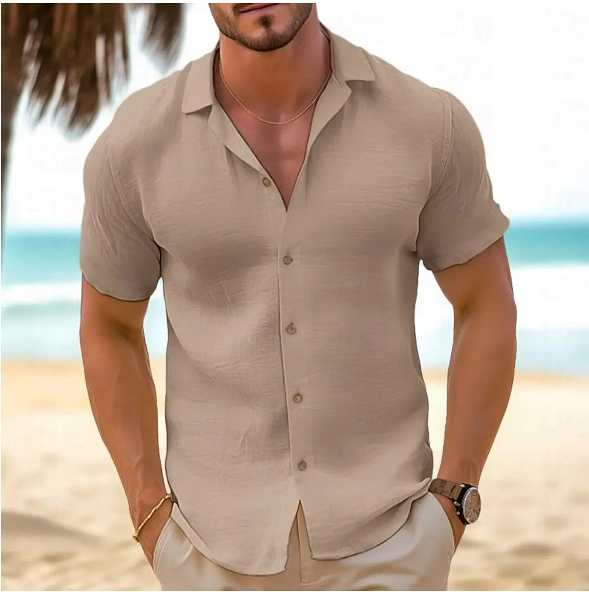 Beiges kurzärmeliges Hemd mit Slim Fit, Knopfleiste, mit Kragen und dezent strukturierter Oberfläche, ausgelegt für lässige Freizeit- und Beachwear.