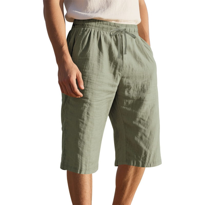Short en lin décontracté vert olive pour hommes avec une ceinture élastique et un cordon de serrage pour un port confortable.